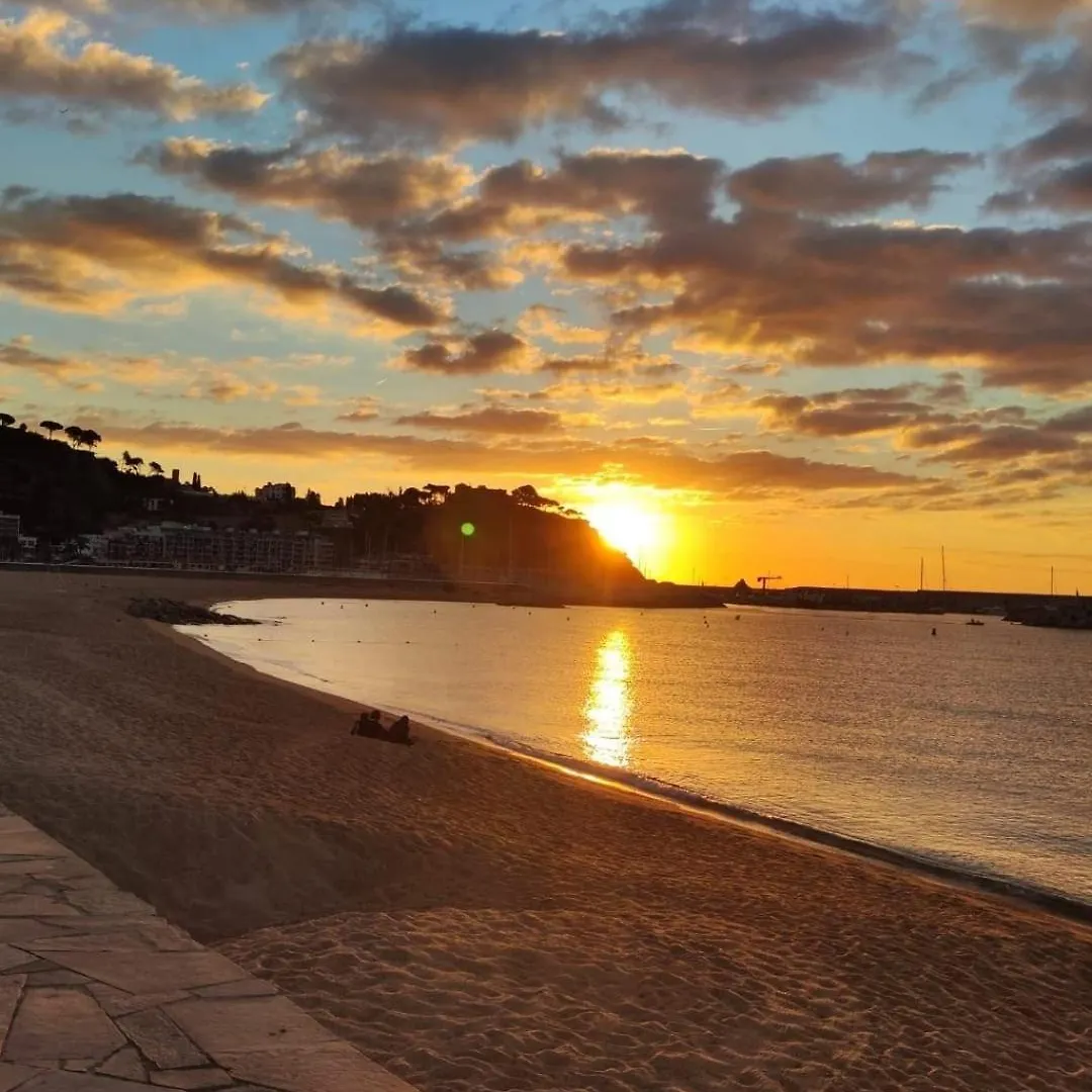 Seahomes Vacations - Seafront Mediterranean Ap & Pkg Blanes