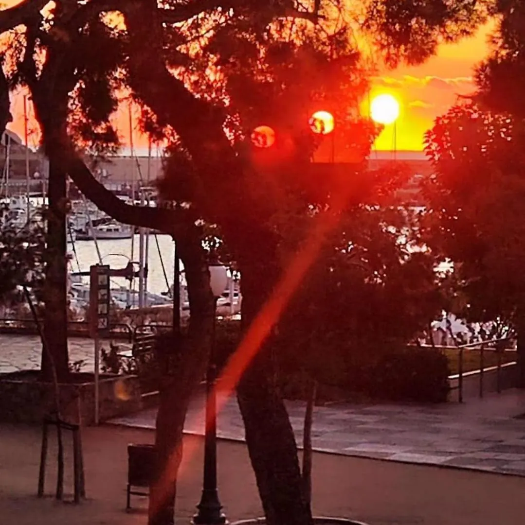Seahomes Vacations - Seafront Mediterranean Ap & Pkg Blanes