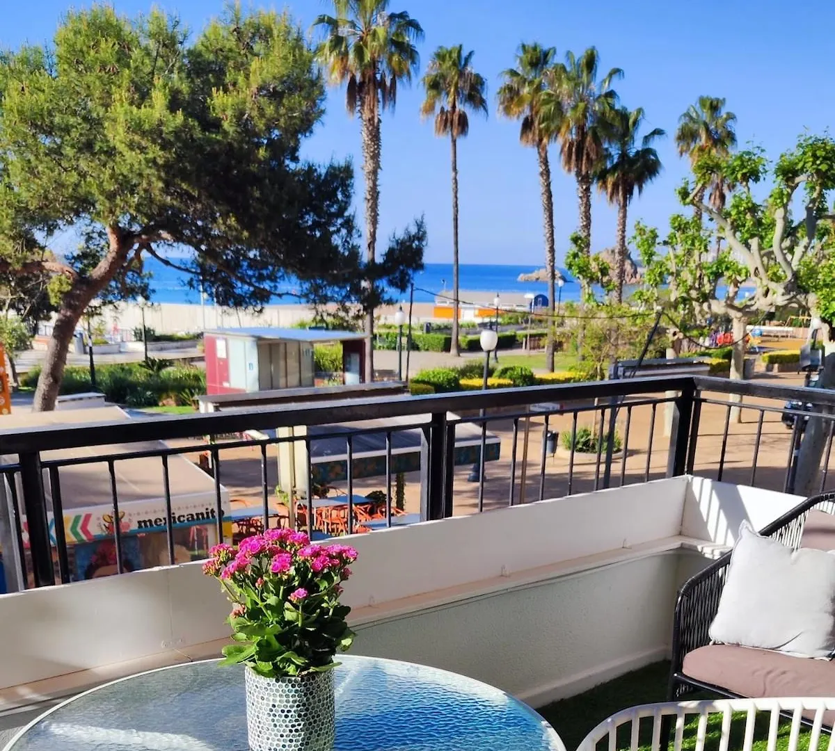 Seahomes Vacations - Seafront Mediterranean Ap & Pkg Blanes